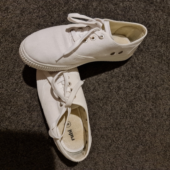 White shoes - Picture 2 of 3